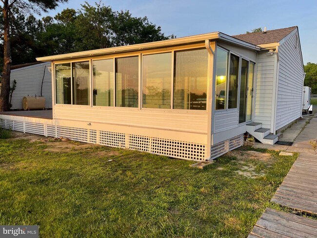 Building Photo - 1819 Sherman Dr