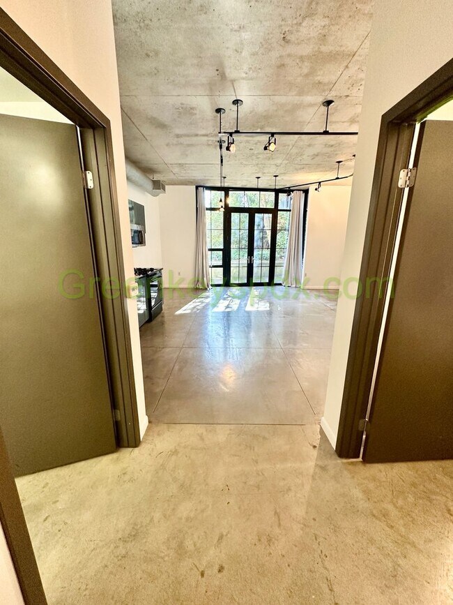 Building Photo - Studio Condo Available in the Pearl's Stre...