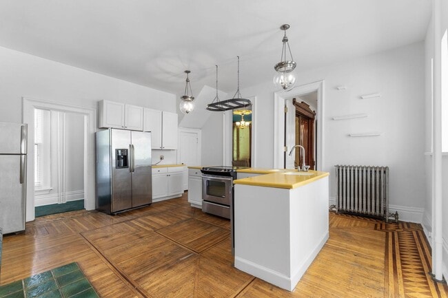 Building Photo - Huge Brick House in Victorian Village/Short North, Beautiful Woodwork 3 Car Garage and Swimming pool