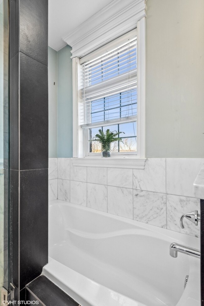 Building Photo - 927 W Agatite Ave