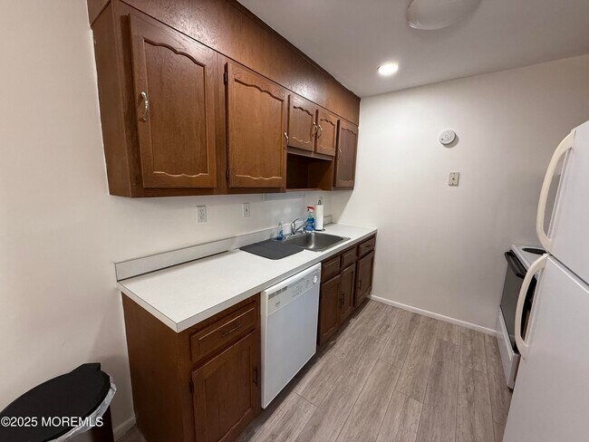 Building Photo - 1178B Clydebank Ct
