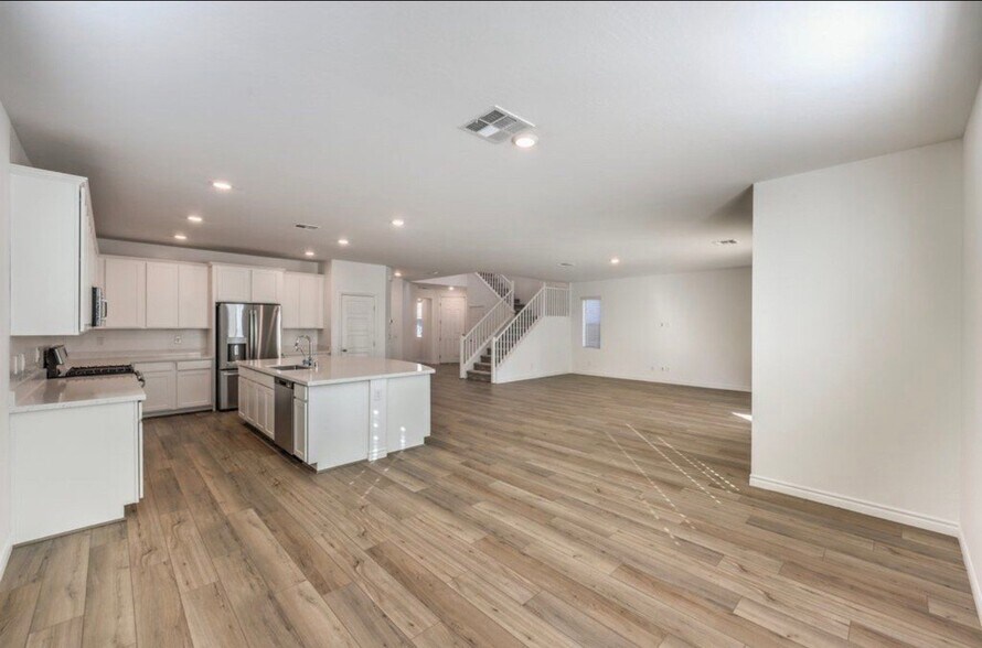 Building Photo - 4445 Panoramic View Ave