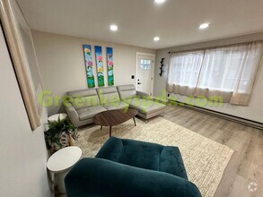 Building Photo - Updated 2-Bedroom Unit on one level that i...