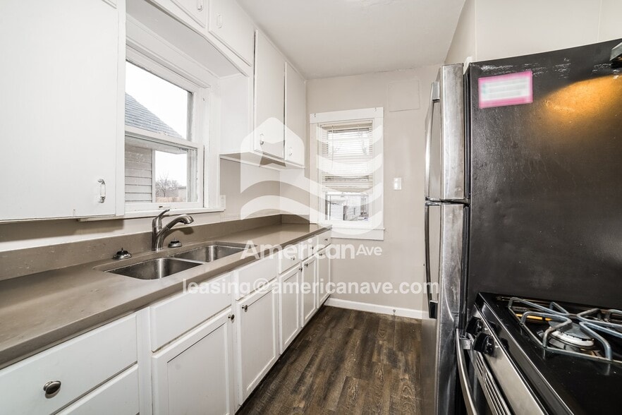 Building Photo - 727 W Thrush Ave