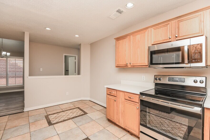 Building Photo - 7007 Rovato Dr