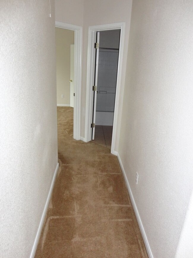 Building Photo - Nice 4 bedroom house close to down town!