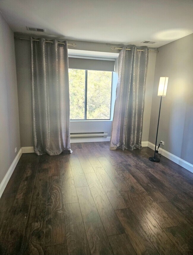 Building Photo - 755 Golf Ln