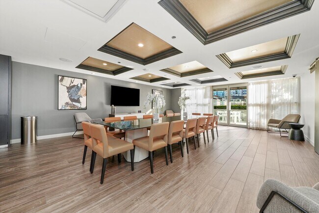 Building Photo - 750 N Hudson Ave