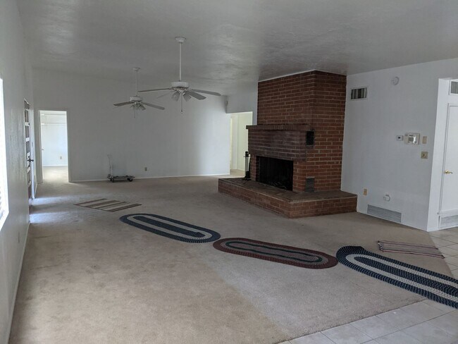 Building Photo - East Side Rental