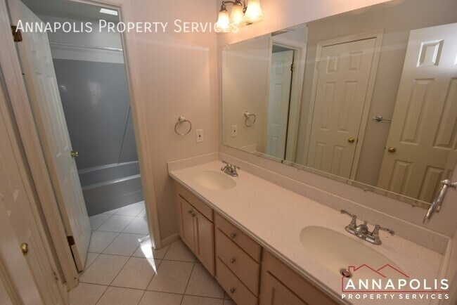 Building Photo - 1069 Carriage Hill Pkwy