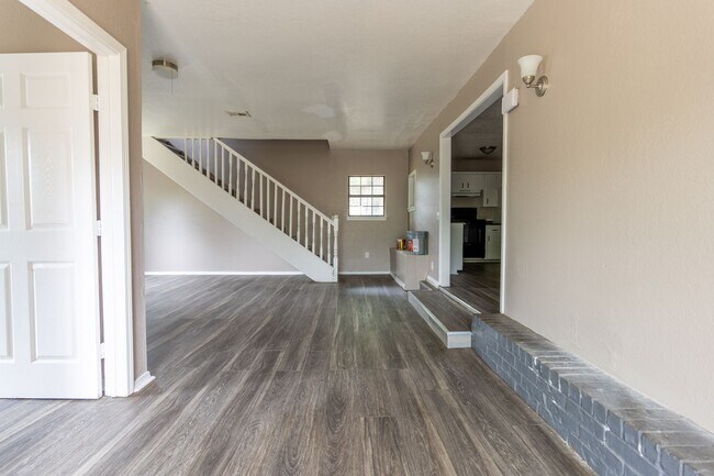 Building Photo - Charming 5 Bedroom House