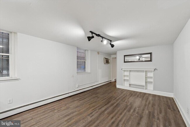 Building Photo - 240 S 13th St