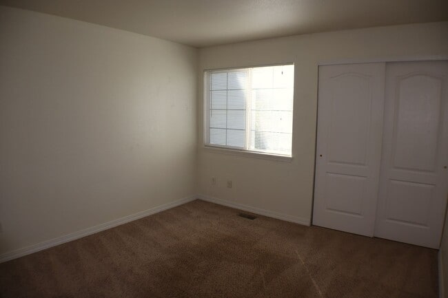 Building Photo - Comfortable 2-Bedroom Townhome in a Well-M...