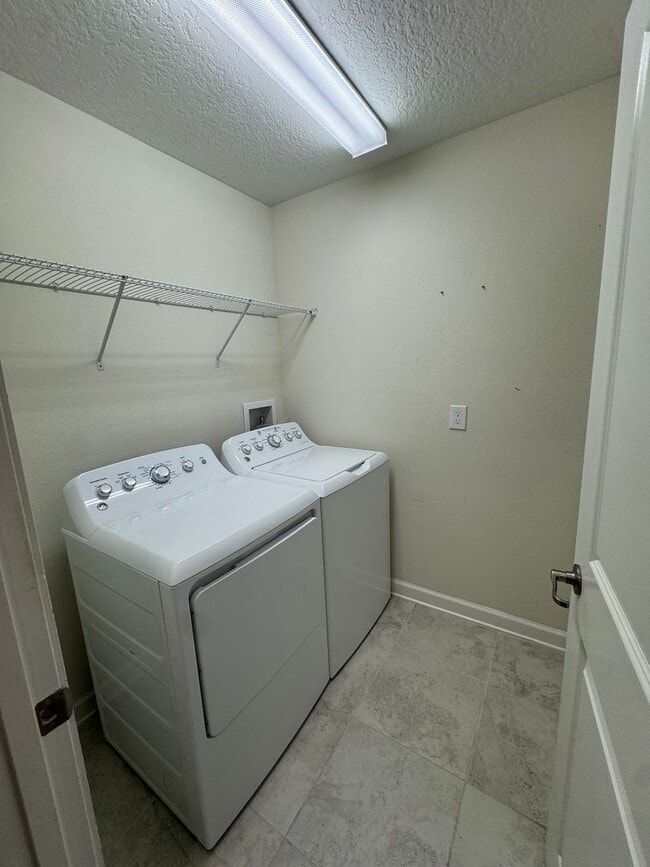 Building Photo - STOREY PARK - 3BR/2.5BA TWO STORY HOME