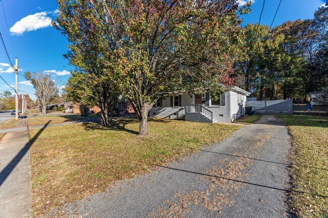 Building Photo - Newly renovated, adorable 3-bedroom, 1-bath home in Rock Hill!