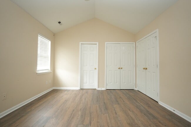 Building Photo - 3 bedroom, 2.5 bathroom home with great cu...