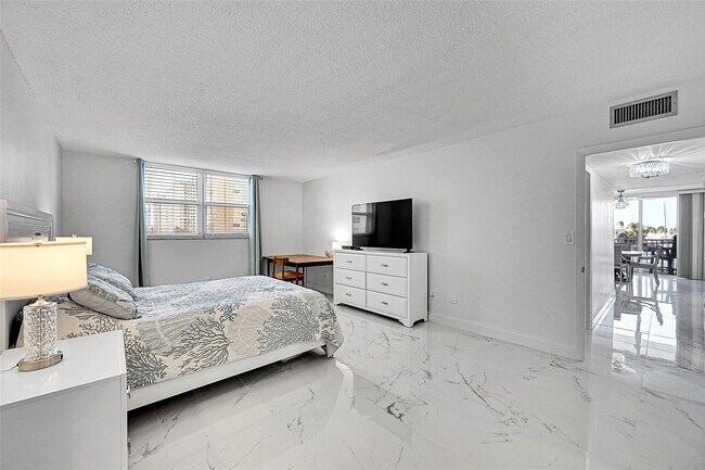 Building Photo - 1401 S Ocean Dr