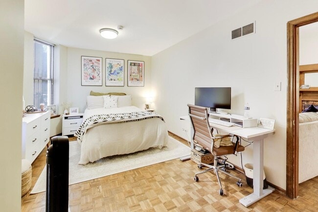 Building Photo - 922 W Fullerton Ave