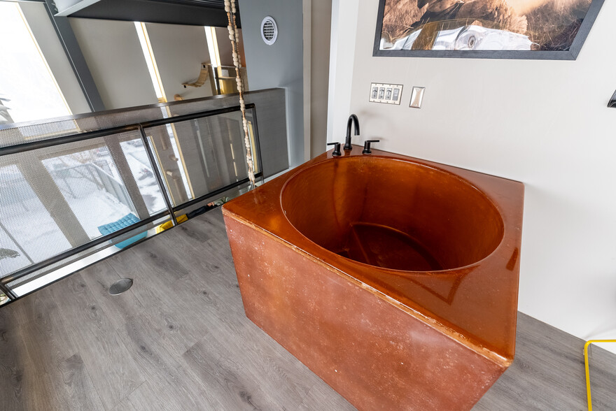 Japanese style tub with city and mountain views - 3457 Ringsby Ct