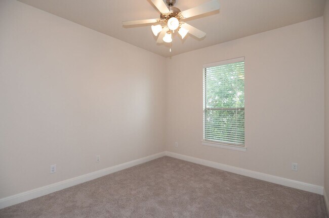 Building Photo - Spacious, Two Story, South Austin Condo!