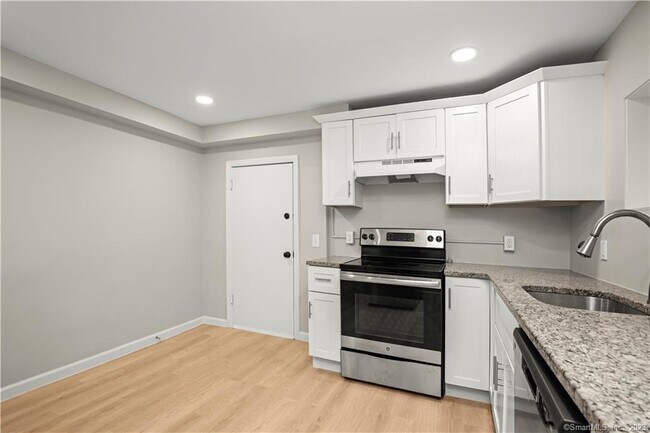 Building Photo - 106 River Rd