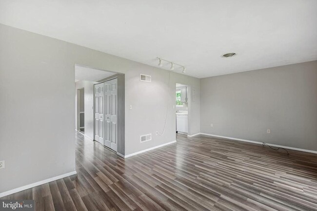 Building Photo - 28 Maple Ave