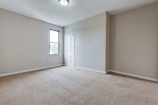 Building Photo - AVAILABLE JUNE 2026 - Spacious 4 Bedroom, 2 Bath Home Minutes from East Carson!