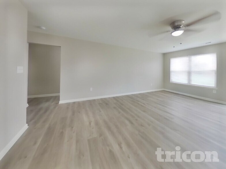 Building Photo - 11491 N Creekside Dr
