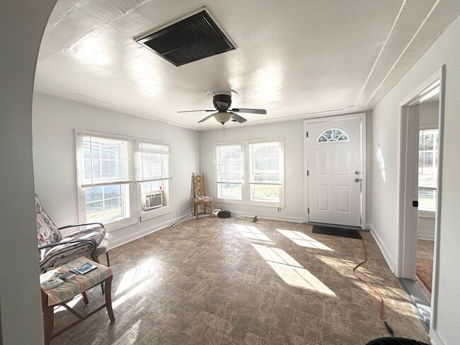 Building Photo - Country Living in Huger!