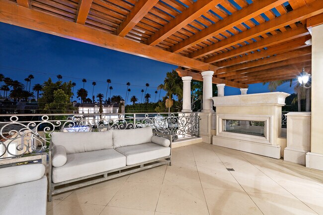 Building Photo - 718 N Rodeo Dr
