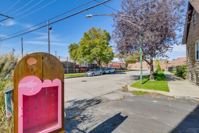 Building Photo - 3247 S Oakley Ave