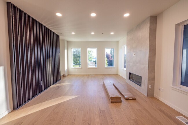 Building Photo - Riverside Townhomes - Waterfront Living in...