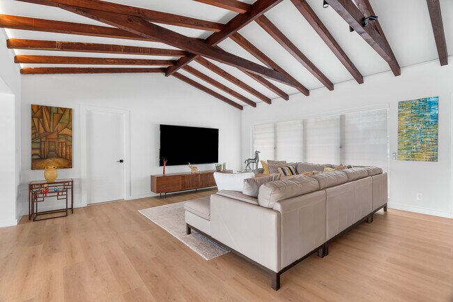 Building Photo - 273 Tropic Dr