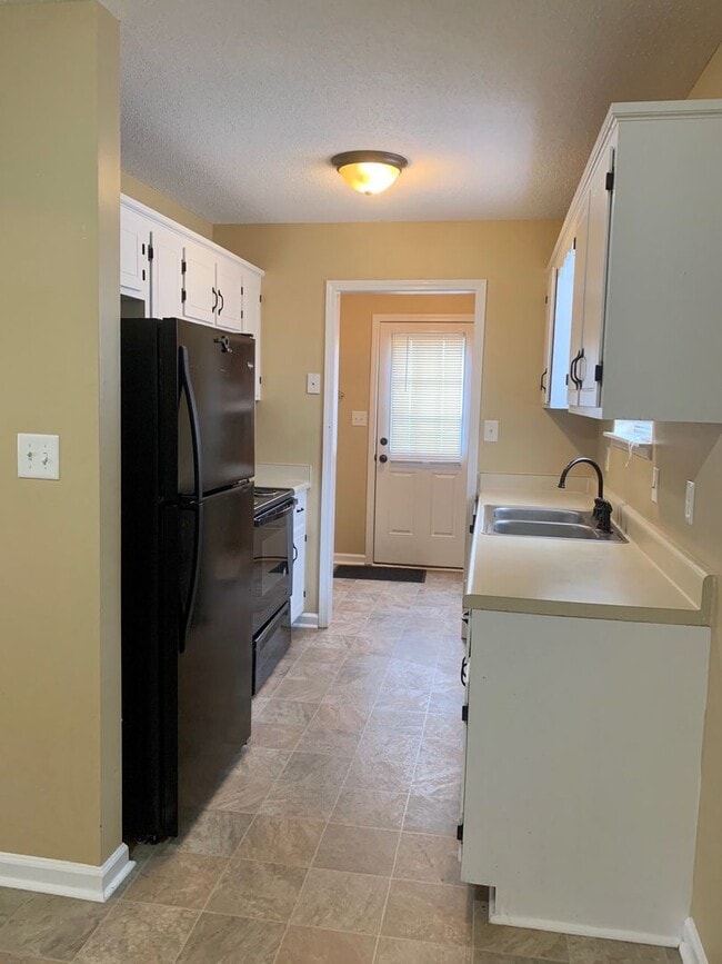 Building Photo - Conveniently Located! Cute home with 3 bed...