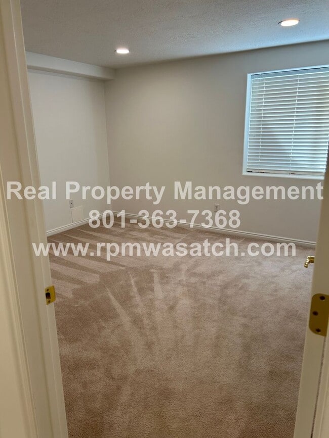 Building Photo - Don't miss out on this gorgeous and spacious basement apartment. It will go fast!!