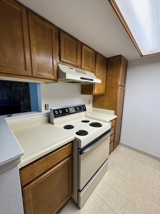 Building Photo - 2 bedroom, 2 bath condo on Southwest side of Colorado Springs, MOVE IN SPECIAL