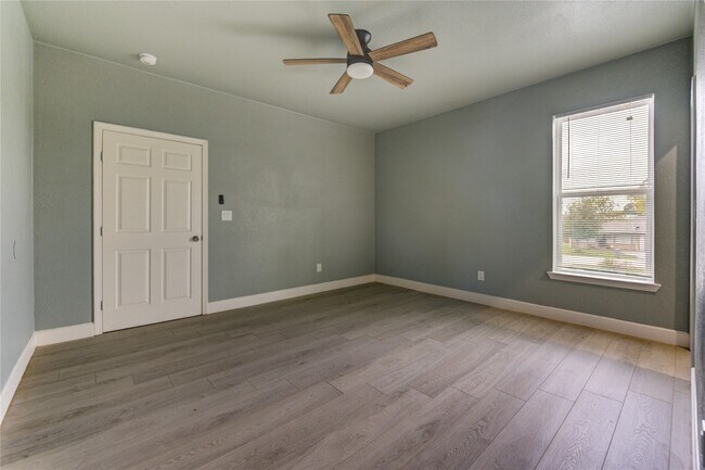 Building Photo - 4323 Continental Dr