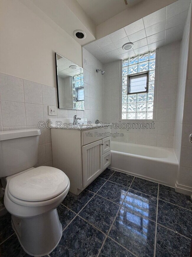 Building Photo - 837 Thomas Ave