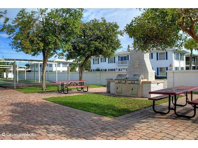 Building Photo - 2151 NE 68th St