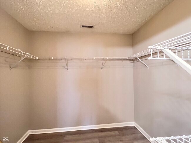 Building Photo - 713 Hollowood Ln