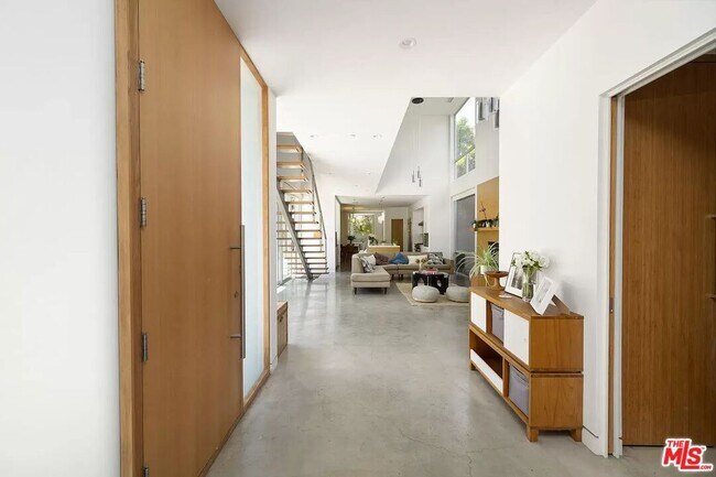 Building Photo - 547 Huntley Dr