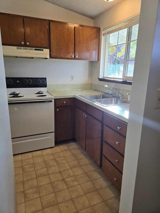 Building Photo - Eastland Duplex