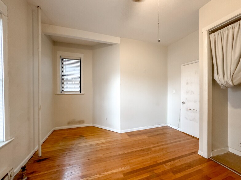 Building Photo - 917 W Waveland Ave