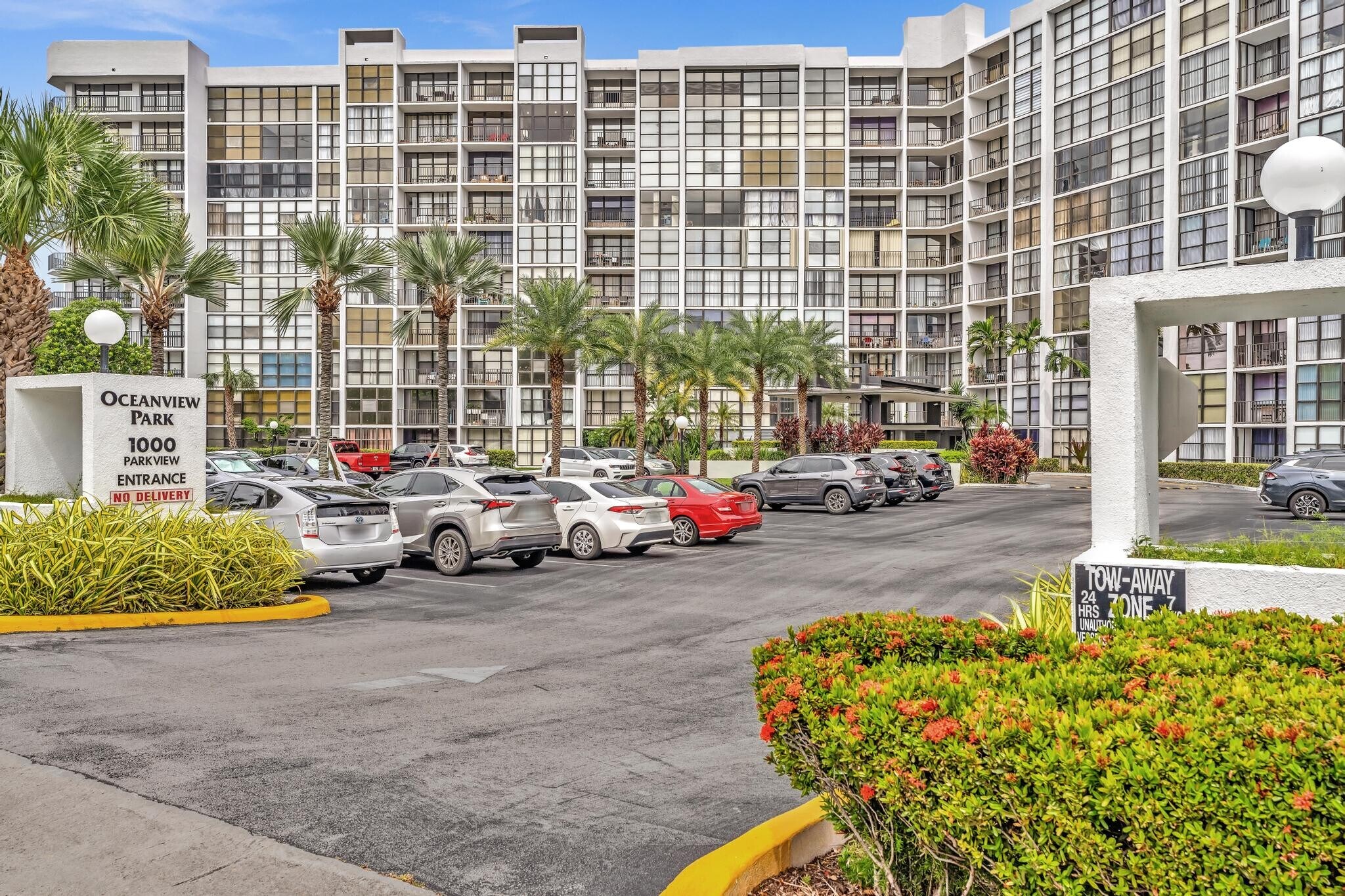 Building Photo - 1000 Parkview Dr