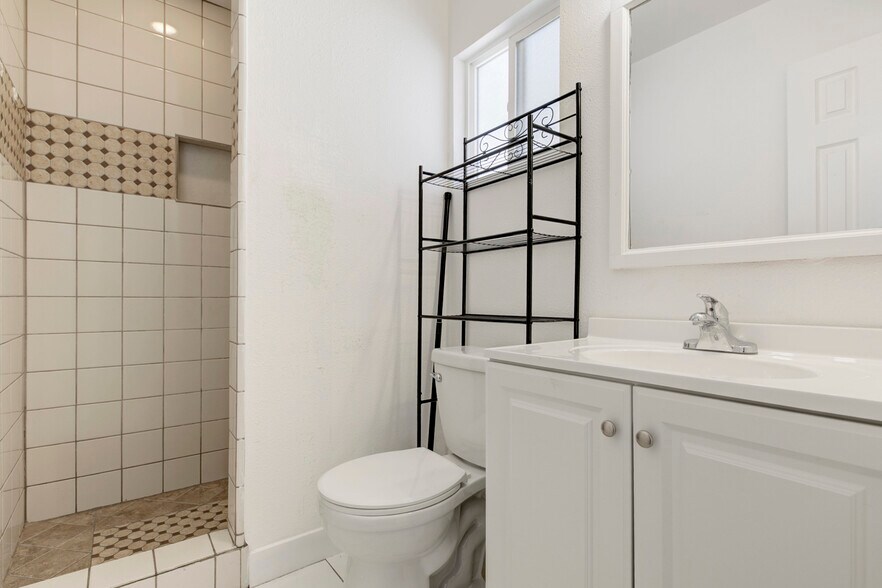 Building Photo - 8852 Morehart Ave