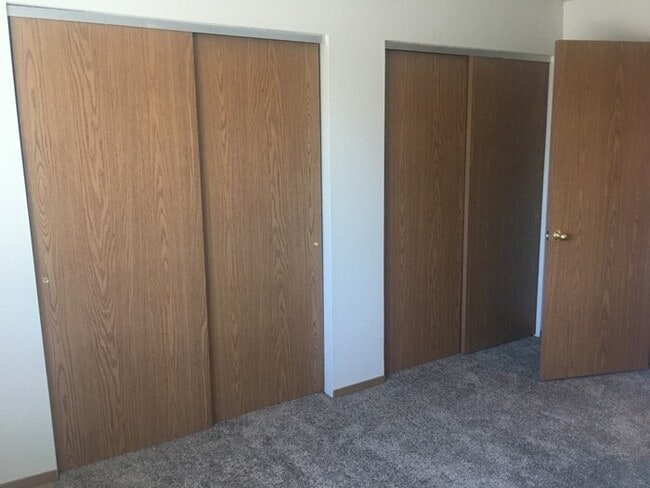 Building Photo - Reno Townhouse - Laundry Room in Unit/Gara...