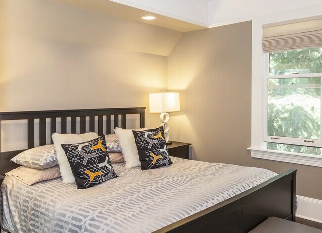 Building Photo - 1419 E Denny Way