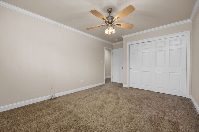 Building Photo - 605 N El Rio Dr