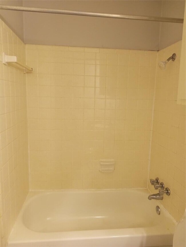 Building Photo - 606 W 51st St