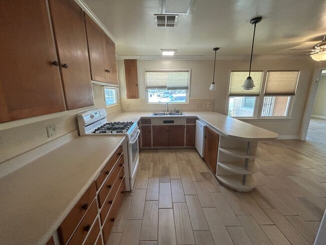 Building Photo - Wow, ready for move in, large updated home...